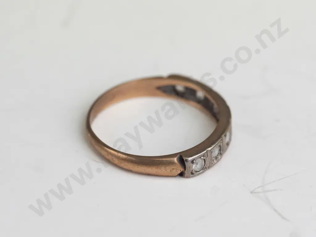 9ct white stone ring 1.7gms Image 1++