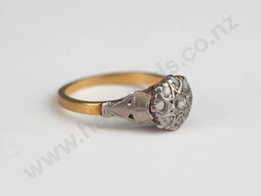 18ct & palladium white stone cluster ring 3.8gms - missing 1 stone Image 1++