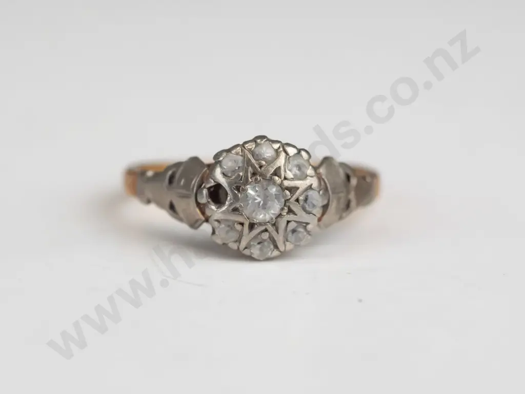 18ct & palladium white stone cluster ring 3.8gms - missing 1 stone Image 1++
