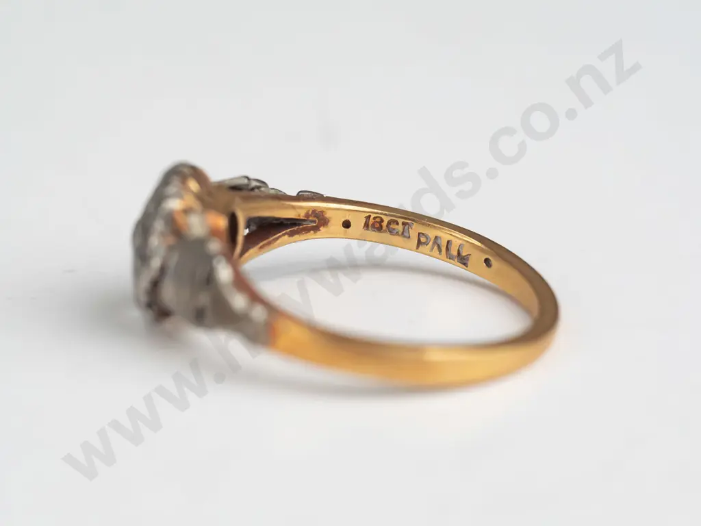18ct & palladium white stone cluster ring 3.8gms - missing 1 stone Image 1++