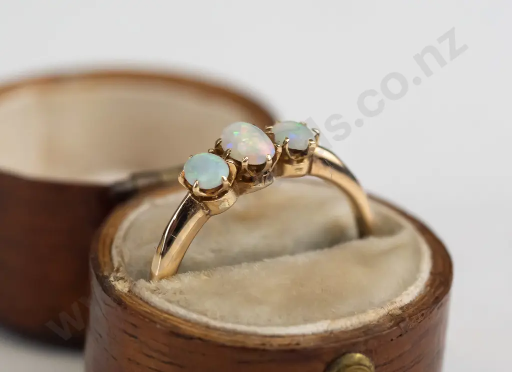 18ct  3 oval opal ring 1.7 gms Image 1++