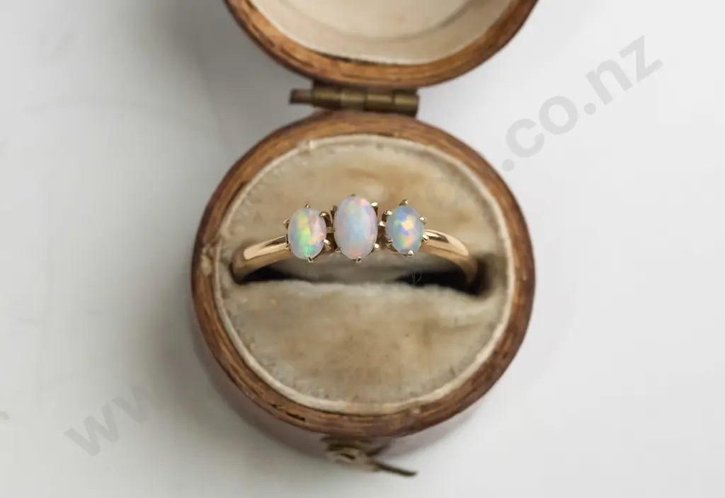 18ct  3 oval opal ring 1.7 gms Image 1++