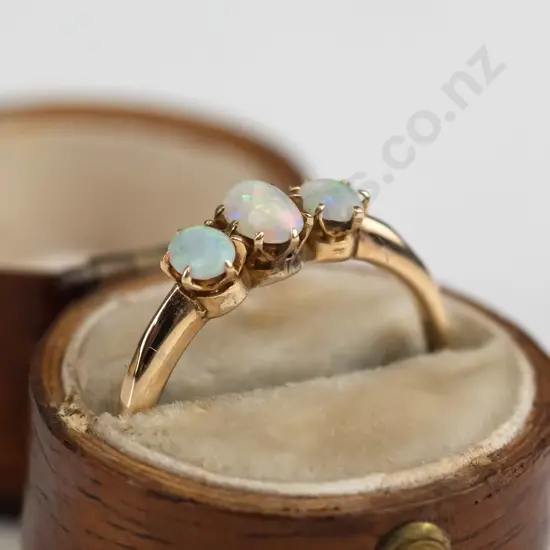 18ct  3 oval opal ring 1.7 gms