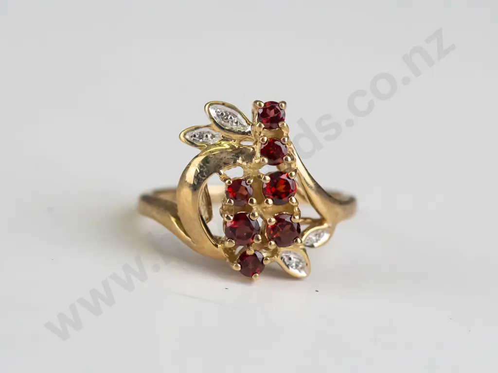 9ct gold garnet & diamond cocktail ring 3.3gms Image 1++