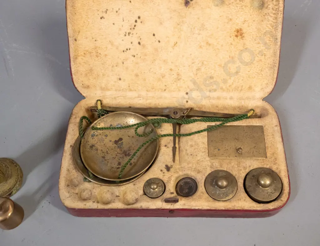 2 vintage balance scales - one gold scales set with some parts missing, one Avery with cast iron base may be missing Image 1++