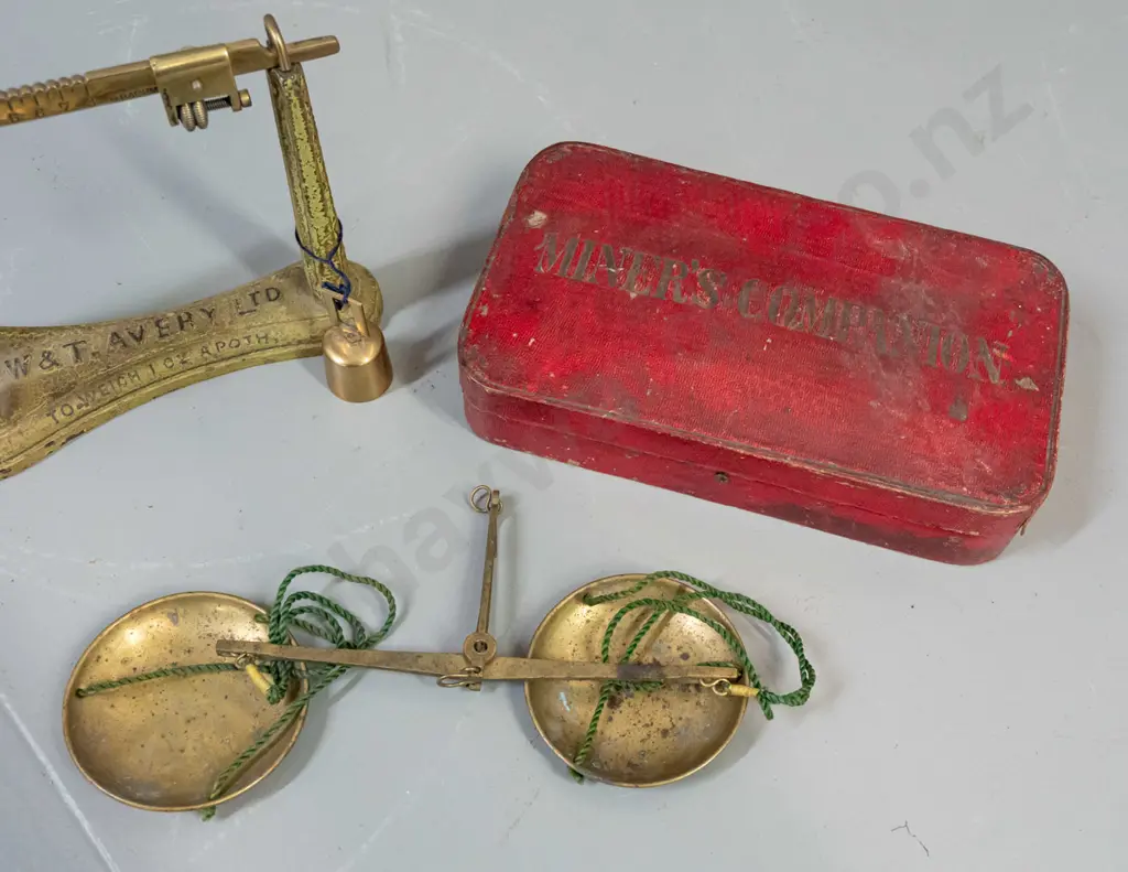 2 vintage balance scales - one gold scales set with some parts missing, one Avery with cast iron base may be missing Image 1++