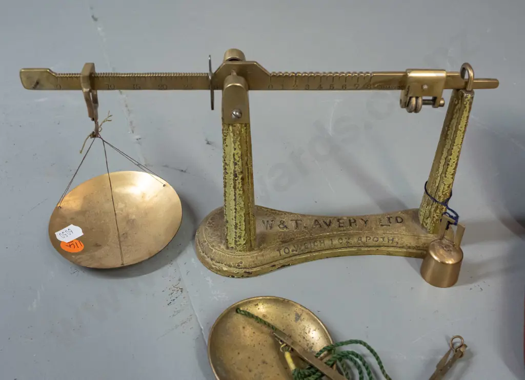 2 vintage balance scales - one gold scales set with some parts missing, one Avery with cast iron base may be missing Image 1++