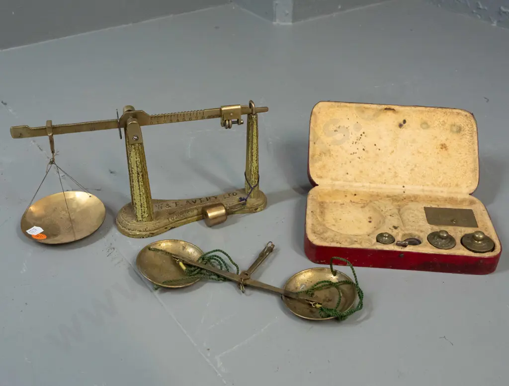 2 vintage balance scales - one gold scales set with some parts missing, one Avery with cast iron base may be missing Image 1++