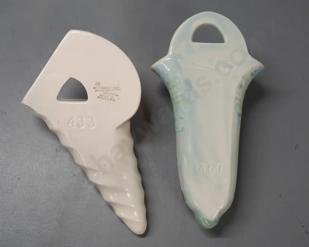 2 vintage Beswick wall pocket vases - ridged shell motif H-220 and a mottled blue green and cream basket Image 1++