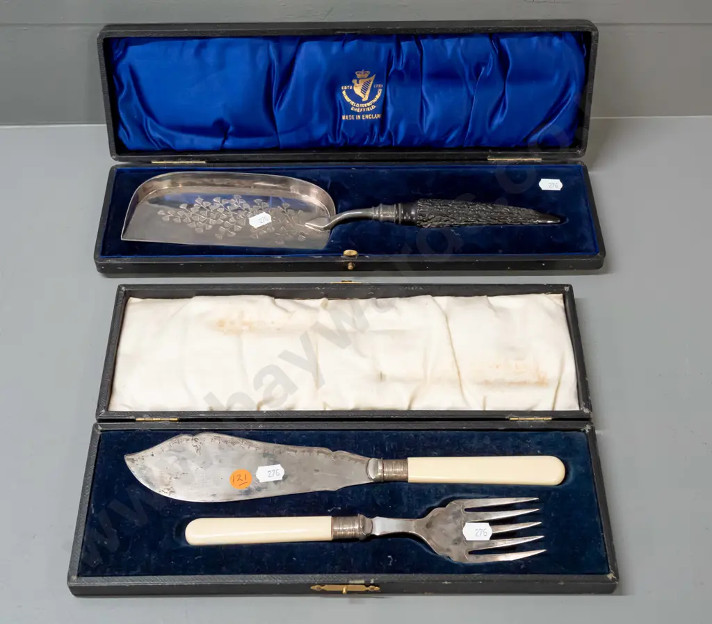 2 cased cutlery items: serving slice with faux antler handle and hallmarked sterling silver collar and a bone handled Image 1++