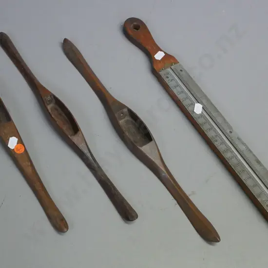 3x boat shuttles, graduated sizes. Wooden-mounted thermometer by J Long, London. Thermometer L-450.