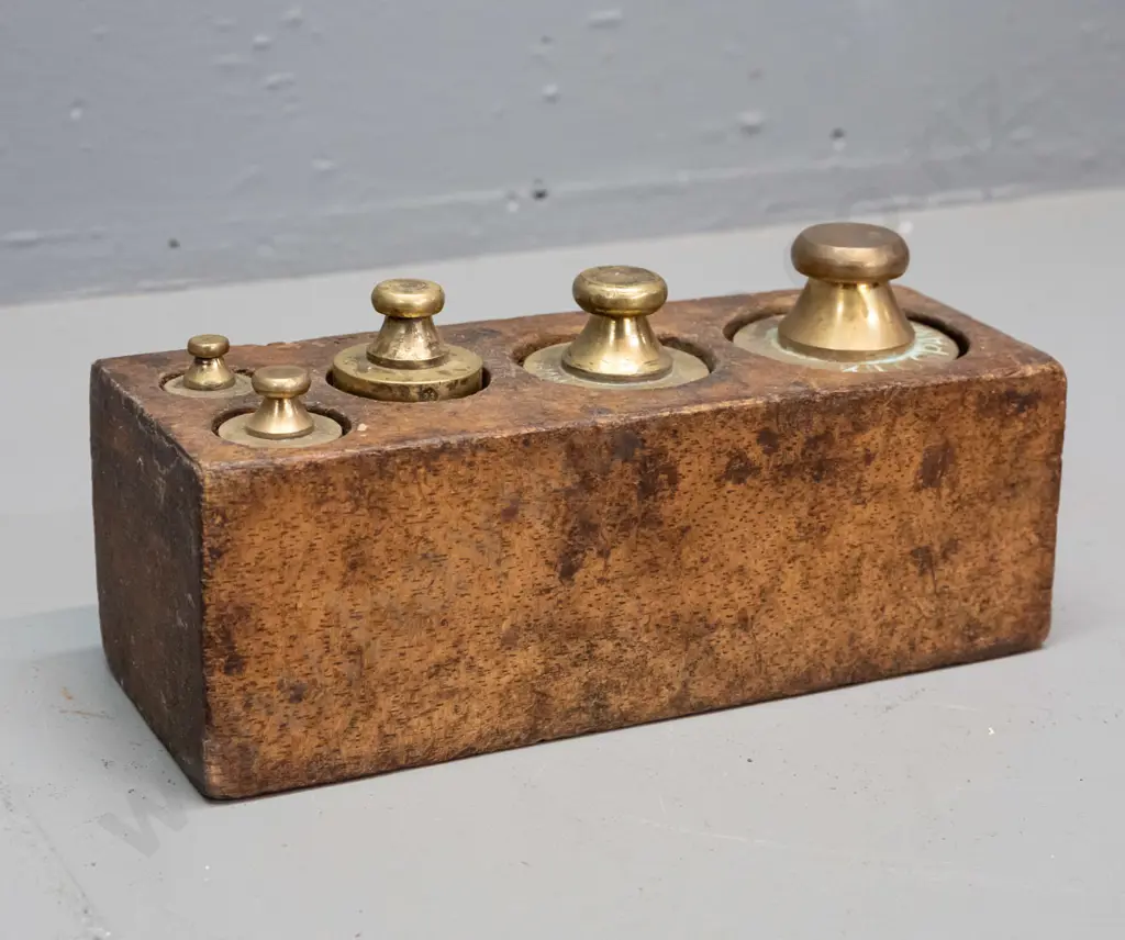 vintage set of 5 scale weights in fitted wooden holder - 50g up to 1kg weights H-95 L-200 Image 1++