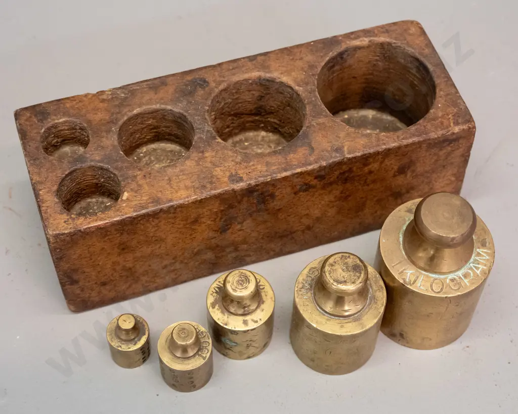 vintage set of 5 scale weights in fitted wooden holder - 50g up to 1kg weights H-95 L-200 Image 1++