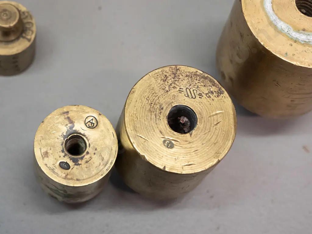 vintage set of 5 scale weights in fitted wooden holder - 50g up to 1kg weights H-95 L-200 Image 1++