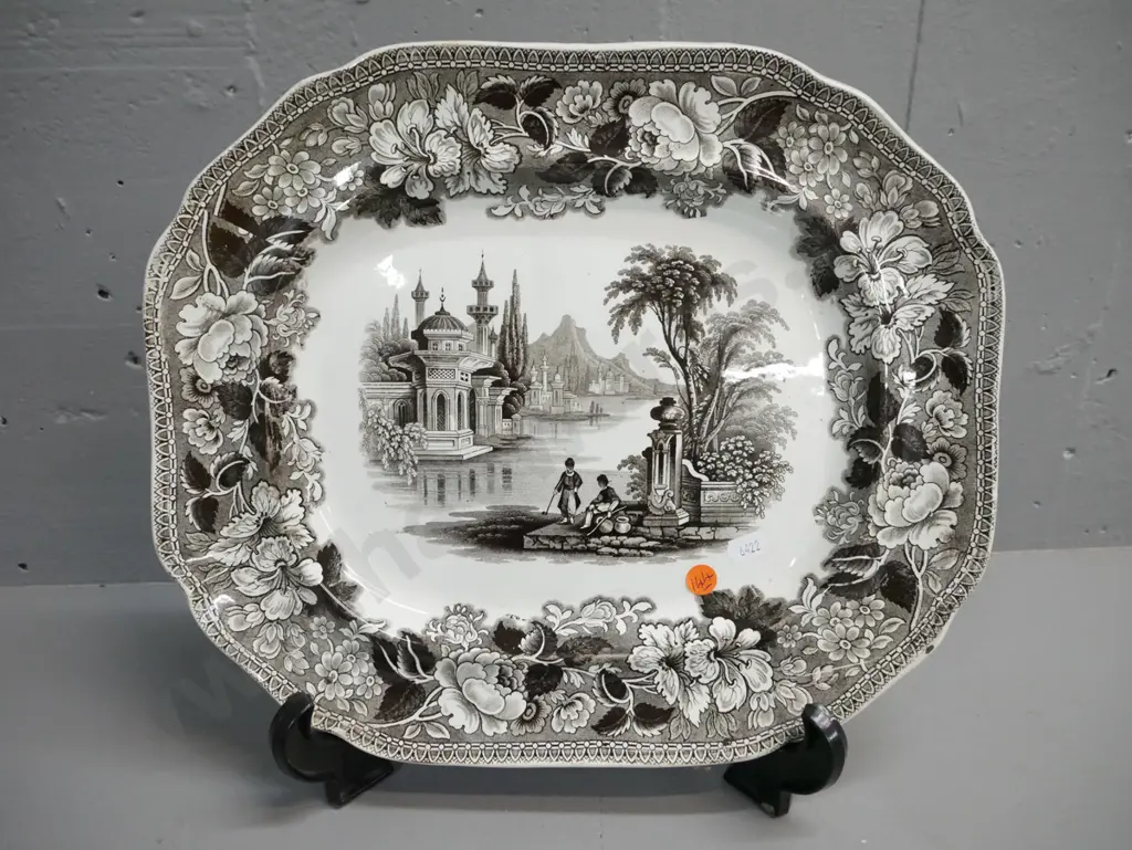 2 ashets: Jamieson & Co. "Bosphorus" pattern and flow blue Alfred Meakin. Some scratching and staining to Meakin. Image 1++