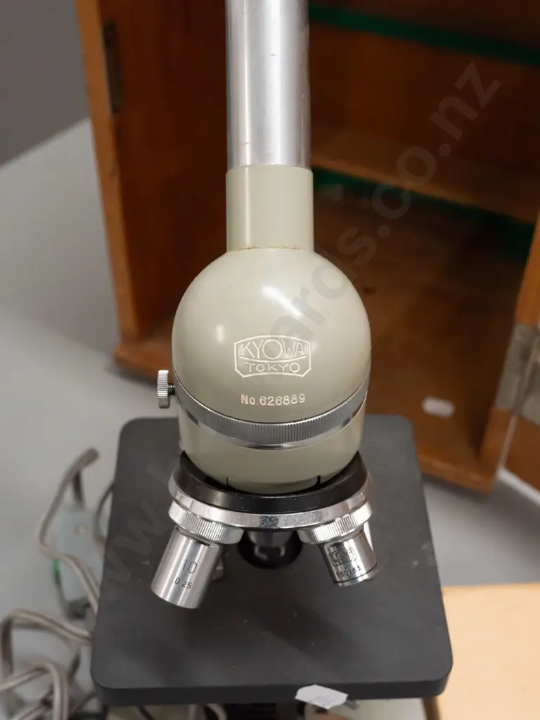 cased Kyowa Tokyo microscope in fitted wood case with 2 extra eyepieces and 1 objective in 2 plastic containers. Image 1++