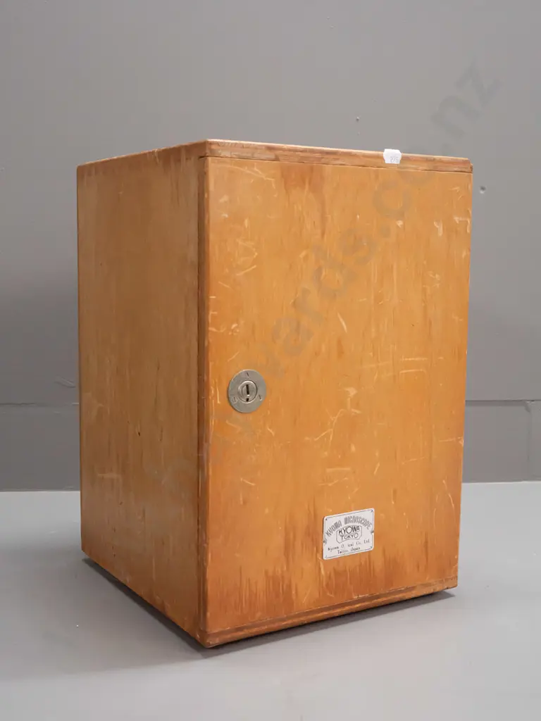 cased Kyowa Tokyo microscope in fitted wood case with 2 extra eyepieces and 1 objective in 2 plastic containers. Image 1++