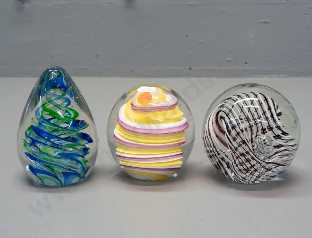 3 art glass paperweights, 2 with Smashing Art Glass label on base Image 1++