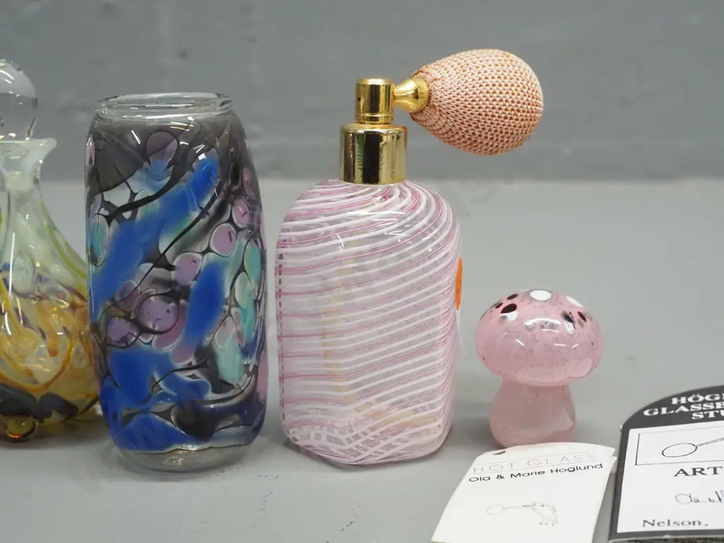 6 assorted small art glass items - 3 stoppered scent bottles, bottle with atomiser, vase and a Hoglund mushroom with tag Image 1++