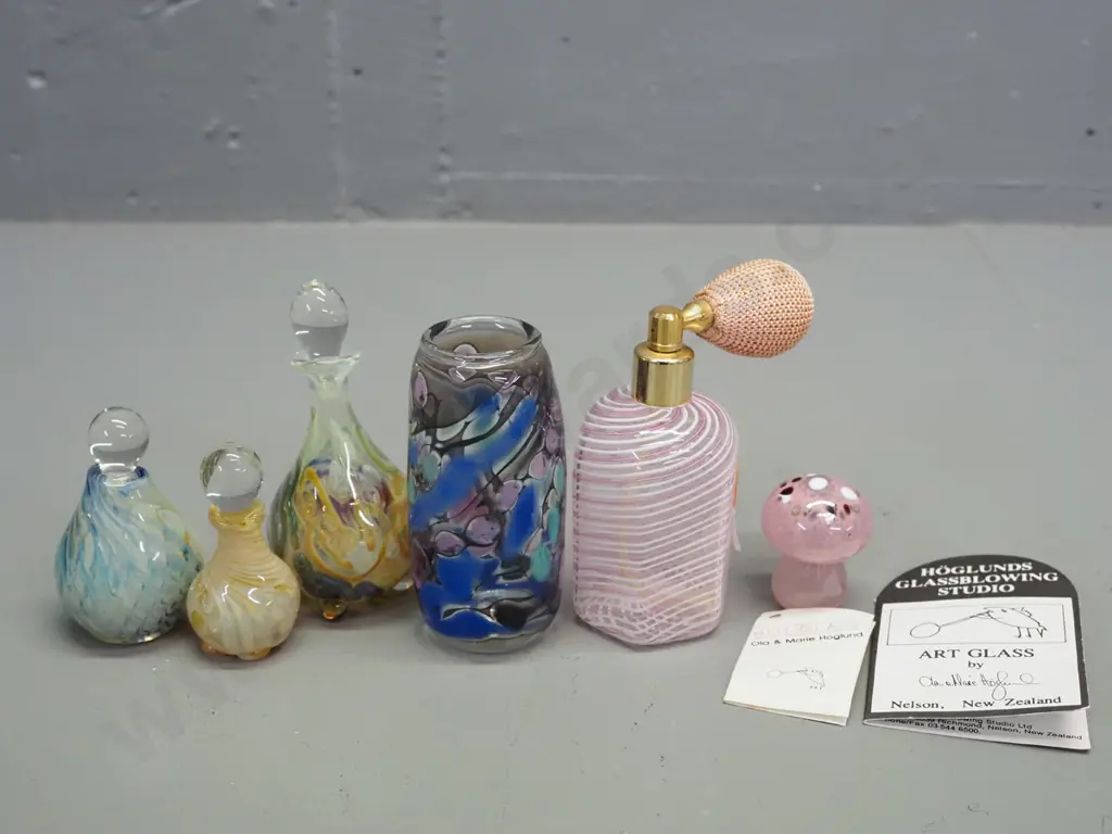 6 assorted small art glass items - 3 stoppered scent bottles, bottle with atomiser, vase and a Hoglund mushroom with tag Image 1++