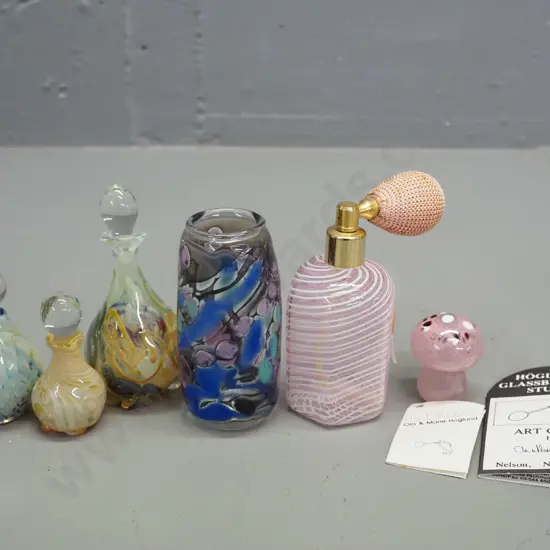 6 assorted small art glass items - 3 stoppered scent bottles, bottle with atomiser, vase and a Hoglund mushroom with tag