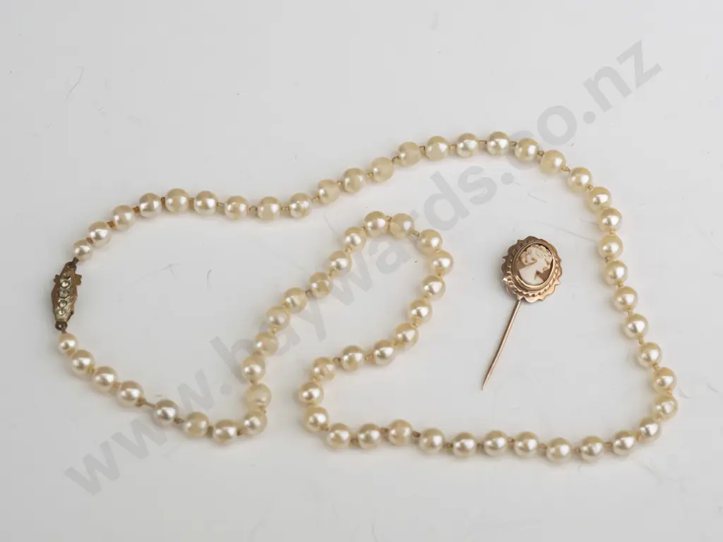 cultured pearl necklace (clasp missing one stone) & cameo lapel brooch - no marks Image 1++