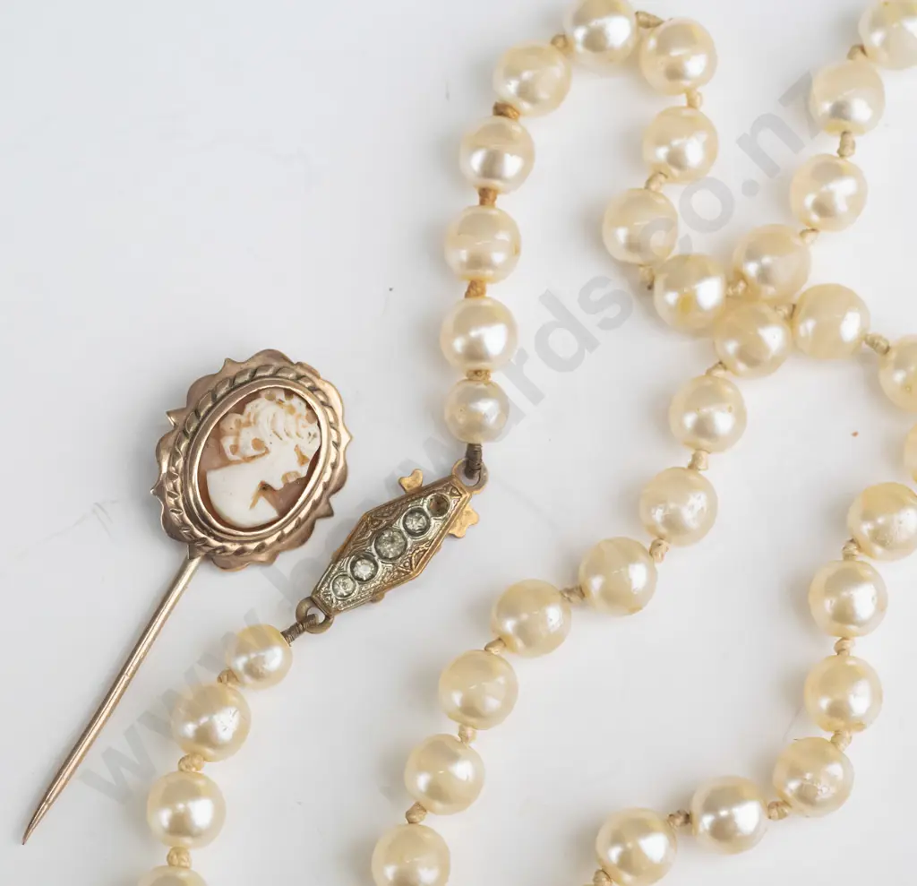 cultured pearl necklace (clasp missing one stone) & cameo lapel brooch - no marks Image 1++