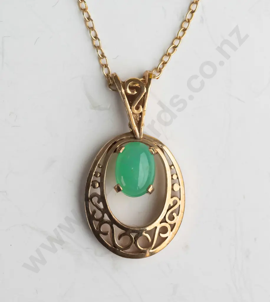 9ct gold pendant & chain with chrysoprase stone 4.1gms Image 1++