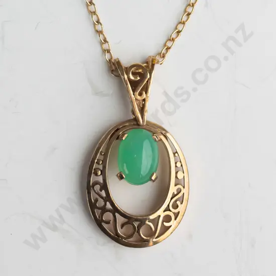 9ct gold pendant & chain with chrysoprase stone 4.1gms