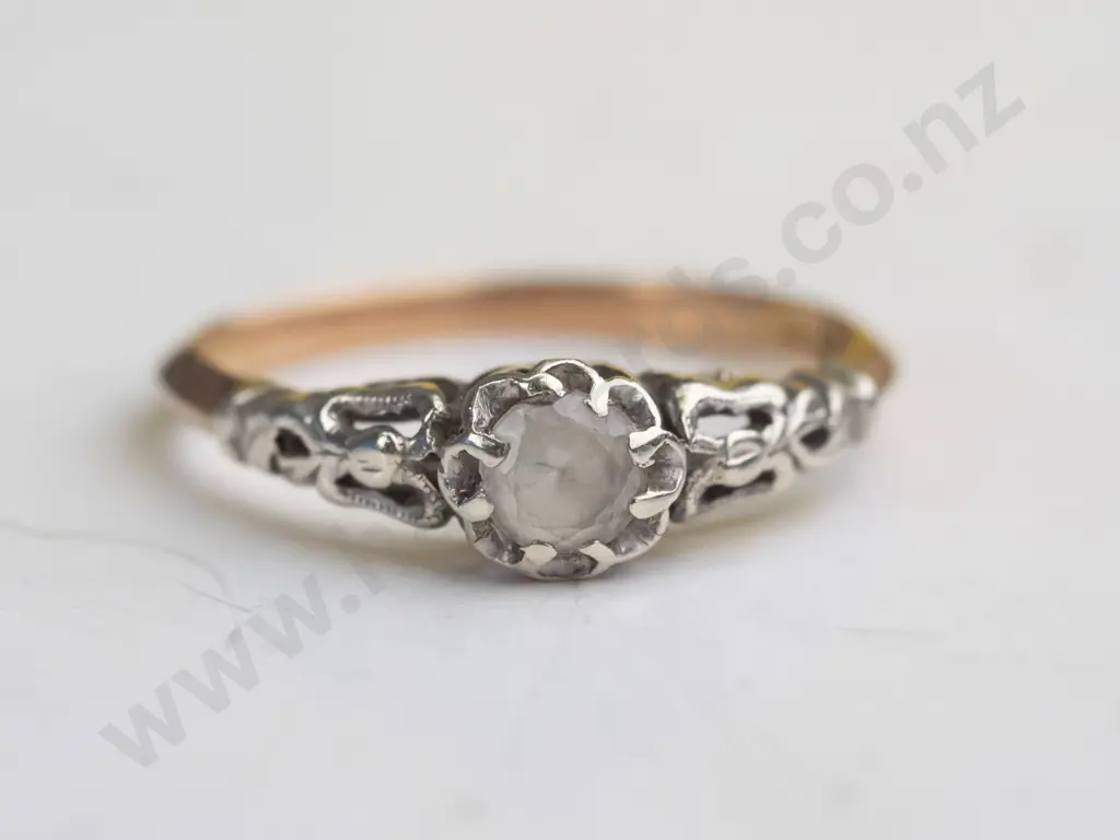 9ct white stone solitare ring 2.3gms Image 1++