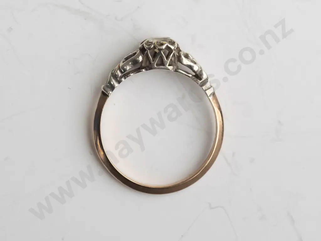 9ct white stone solitare ring 2.3gms Image 1++