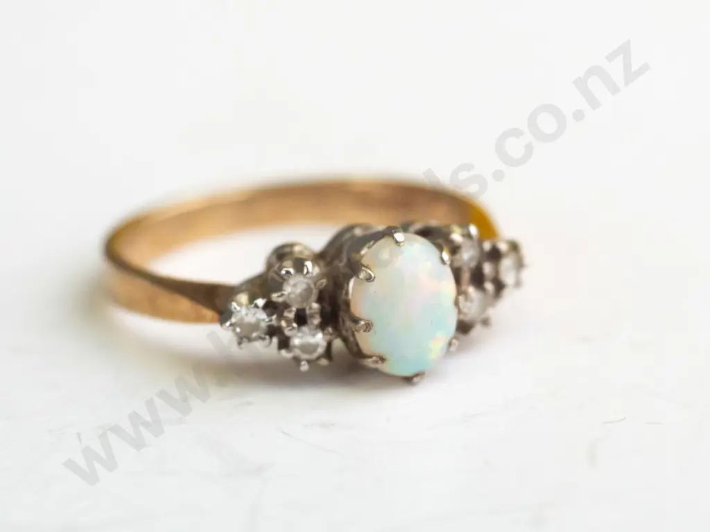 9ct opal & diamond ring 2.8gms Image 1++