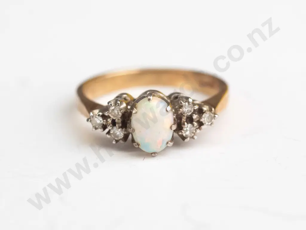 9ct opal & diamond ring 2.8gms Image 1++