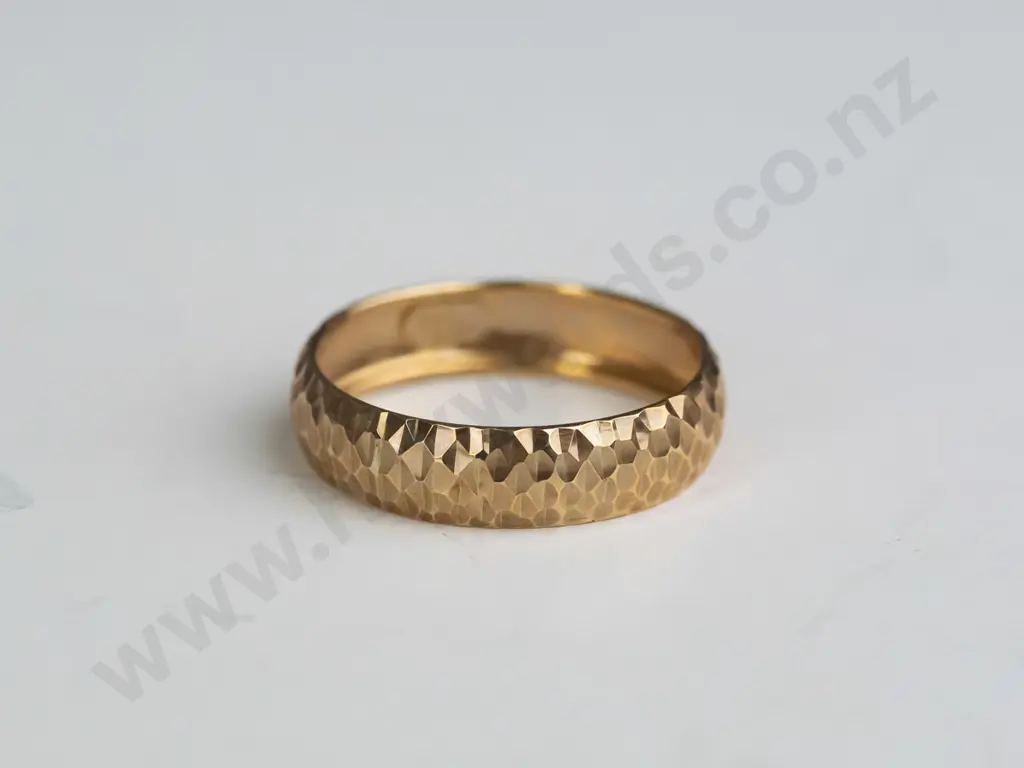 9ct gold band 0.7gms Image 1++