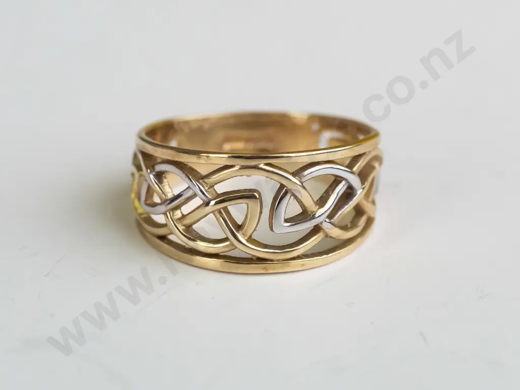 10kt gold band ring 2.8gms Image 1++