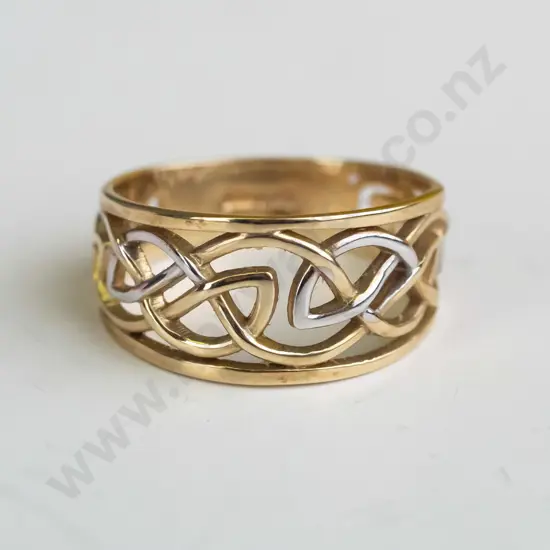 10kt gold band ring 2.8gms