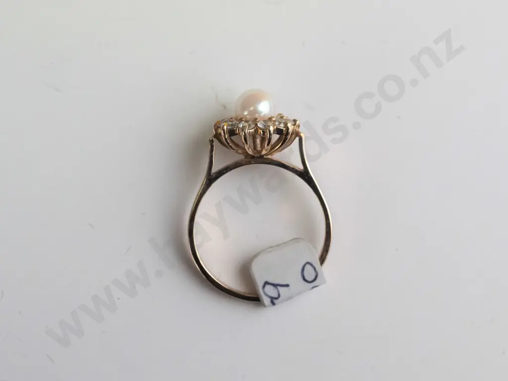 9ct pearl & white stone cluster ring 3.00gms Image 1++