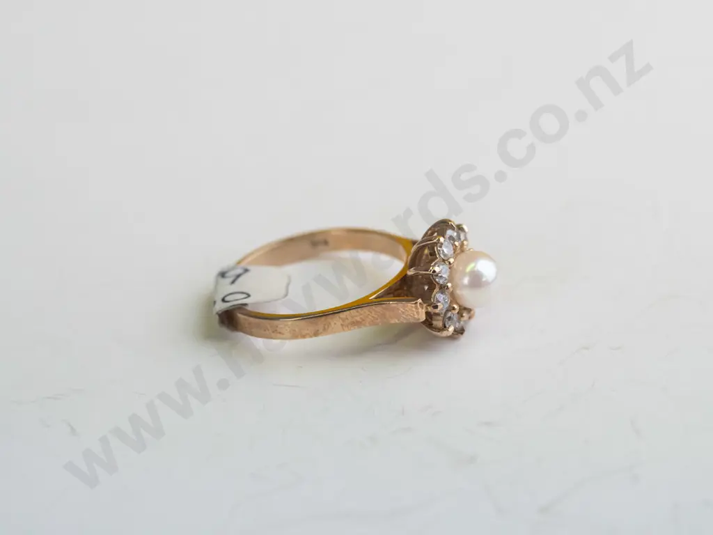 9ct pearl & white stone cluster ring 3.00gms Image 1++