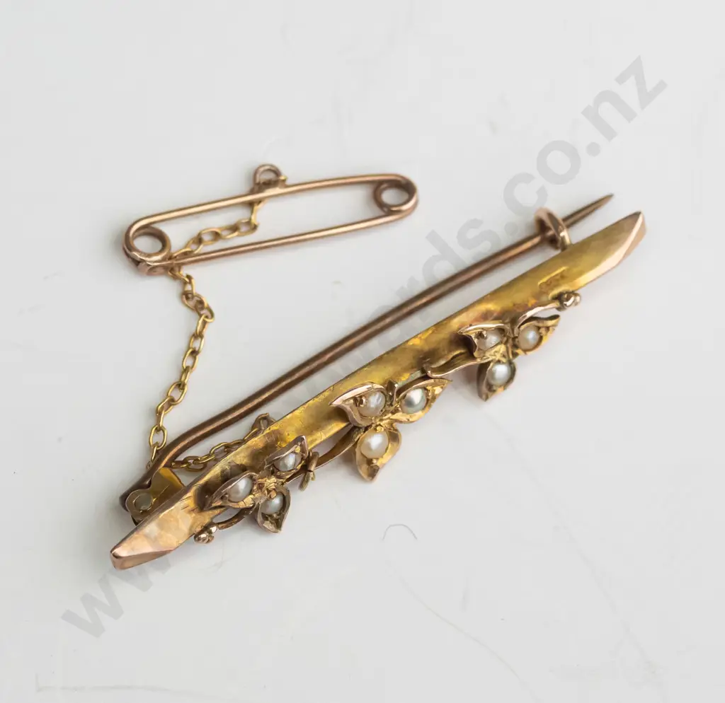 9ct 9 seed pearl brooch 2.6gms Image 1++