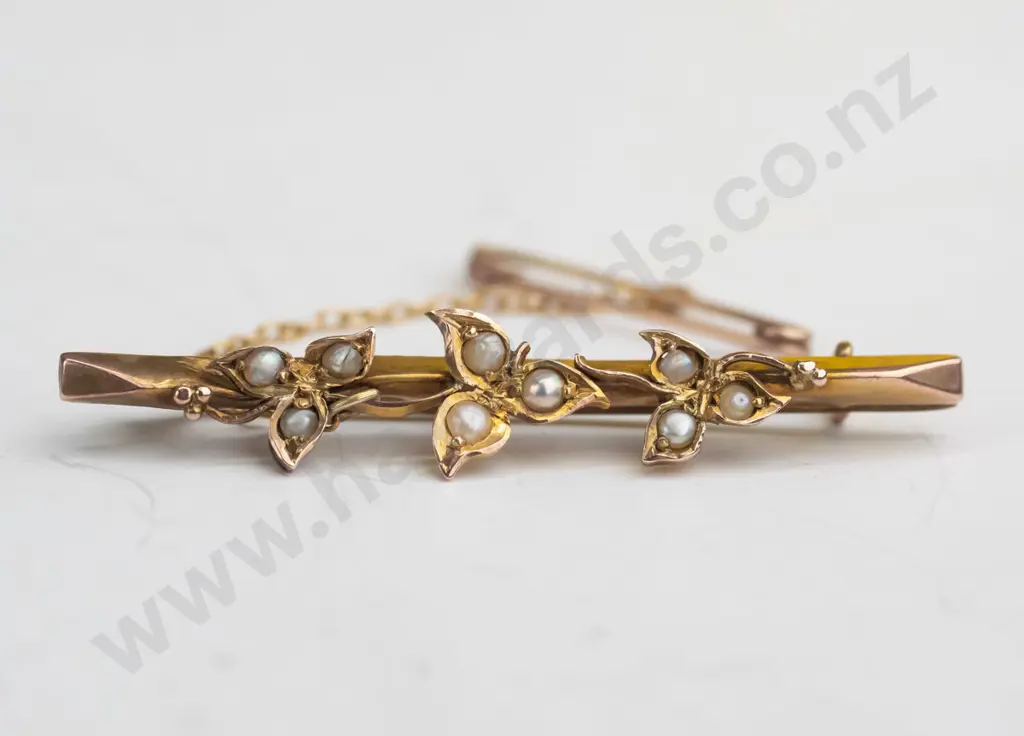 9ct 9 seed pearl brooch 2.6gms Image 1++