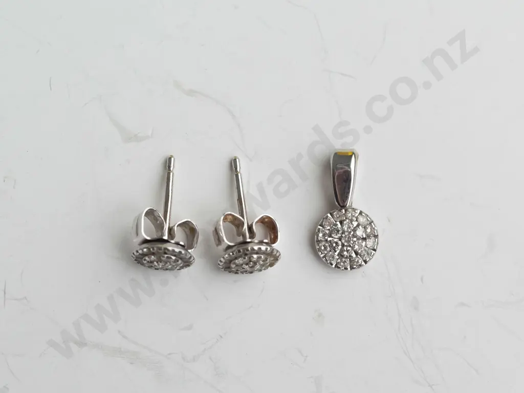 18ct pendant & earring set  - no chain Image 1++