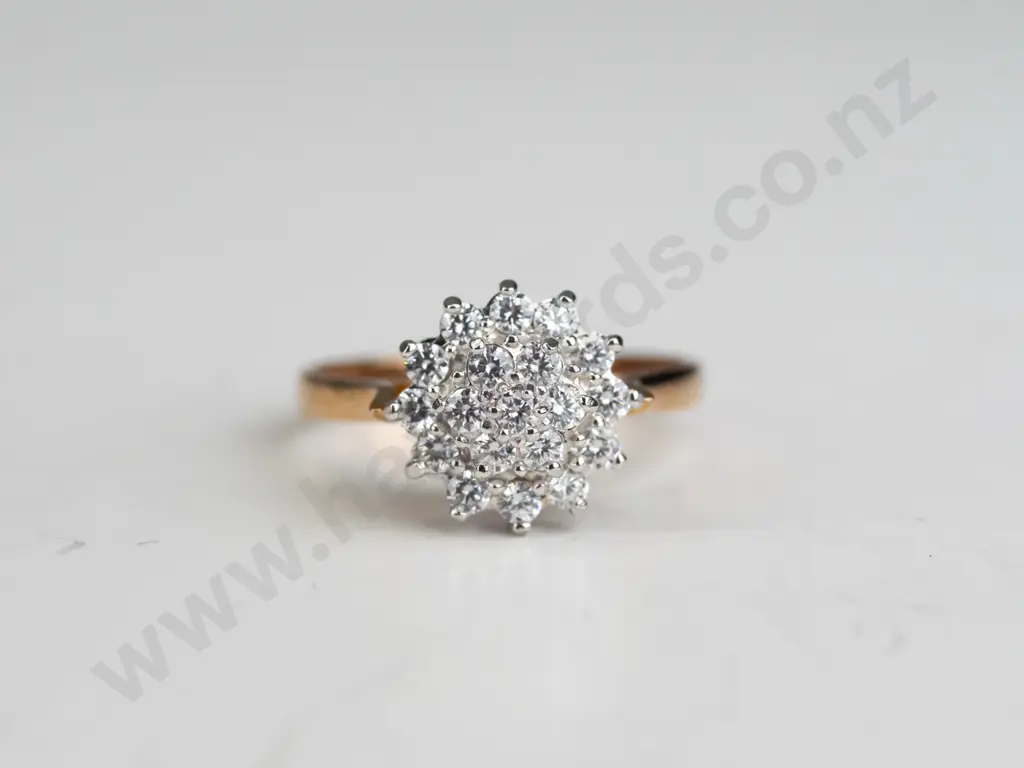 9ct 3 tier cluster cubic zirconia ring 3.00 gms Image 1++