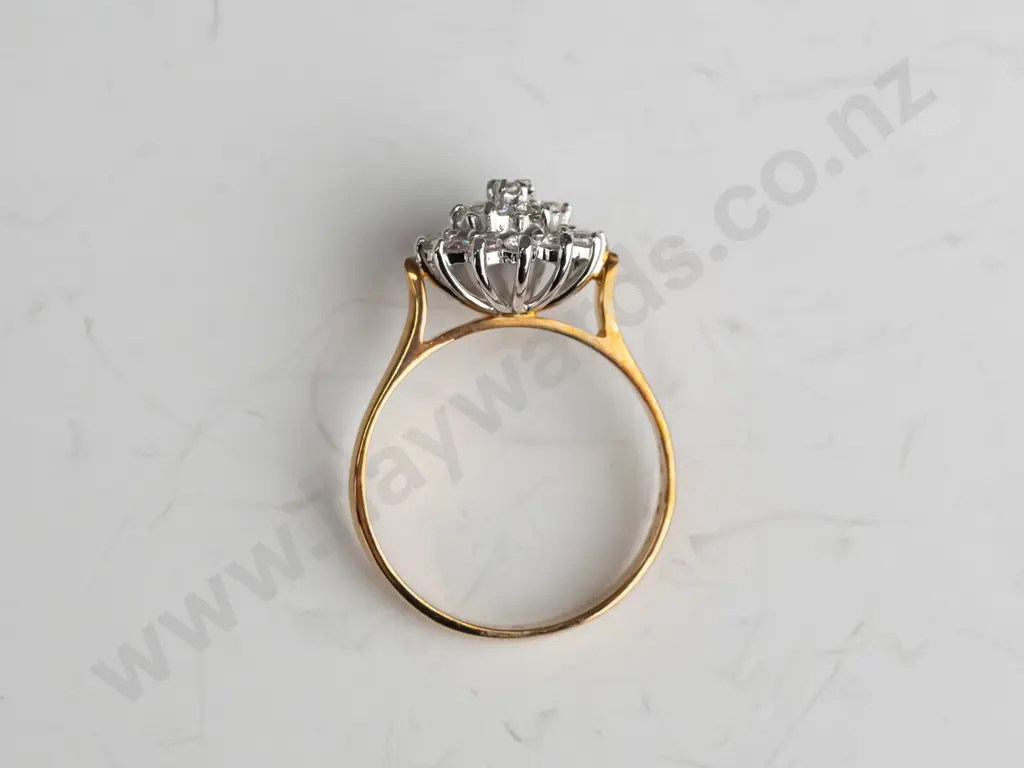 9ct 3 tier cluster cubic zirconia ring 3.00 gms Image 1++
