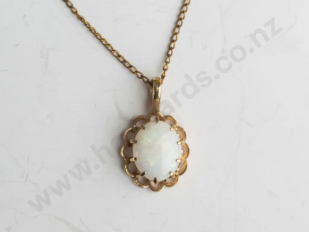 9ct gold cameo pendant 1.3gms, gold filled chain. Image 1++