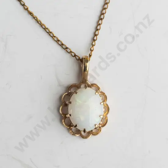 9ct gold cameo pendant 1.3gms, gold filled chain.