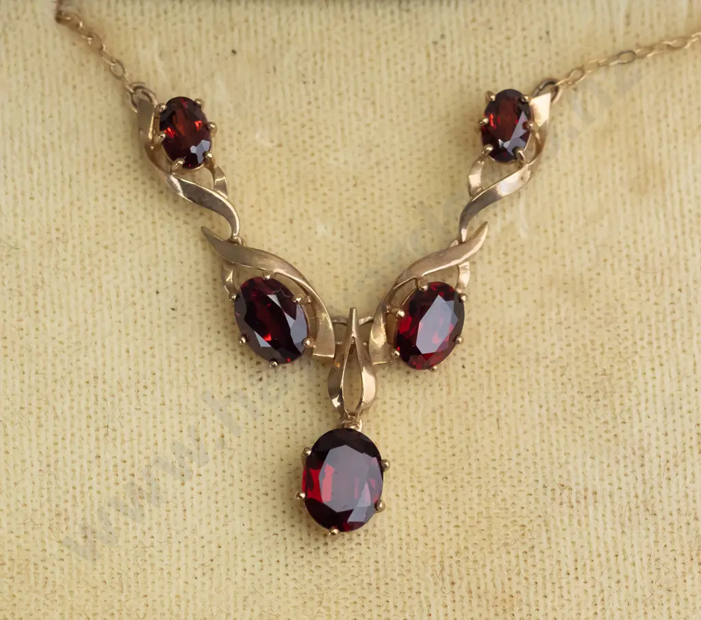 9ct 5 garnet pendent & chain 4.1gms Image 1++