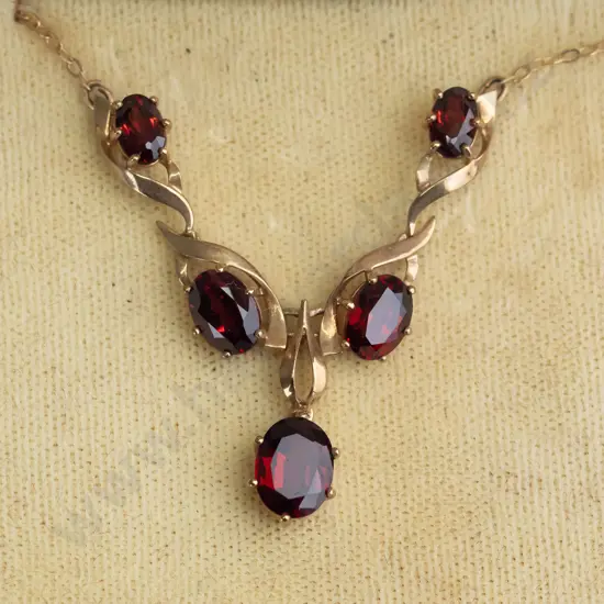 9ct 5 garnet pendent & chain 4.1gms