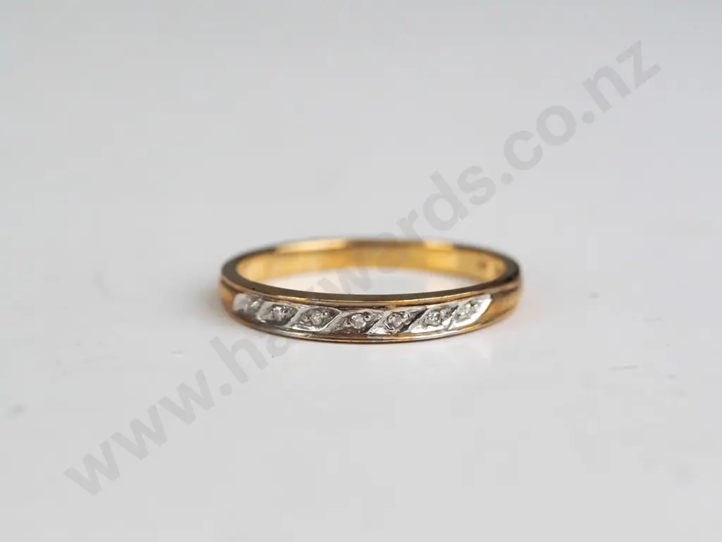 7 diamond 9ct band ring 1.5gms Image 1++
