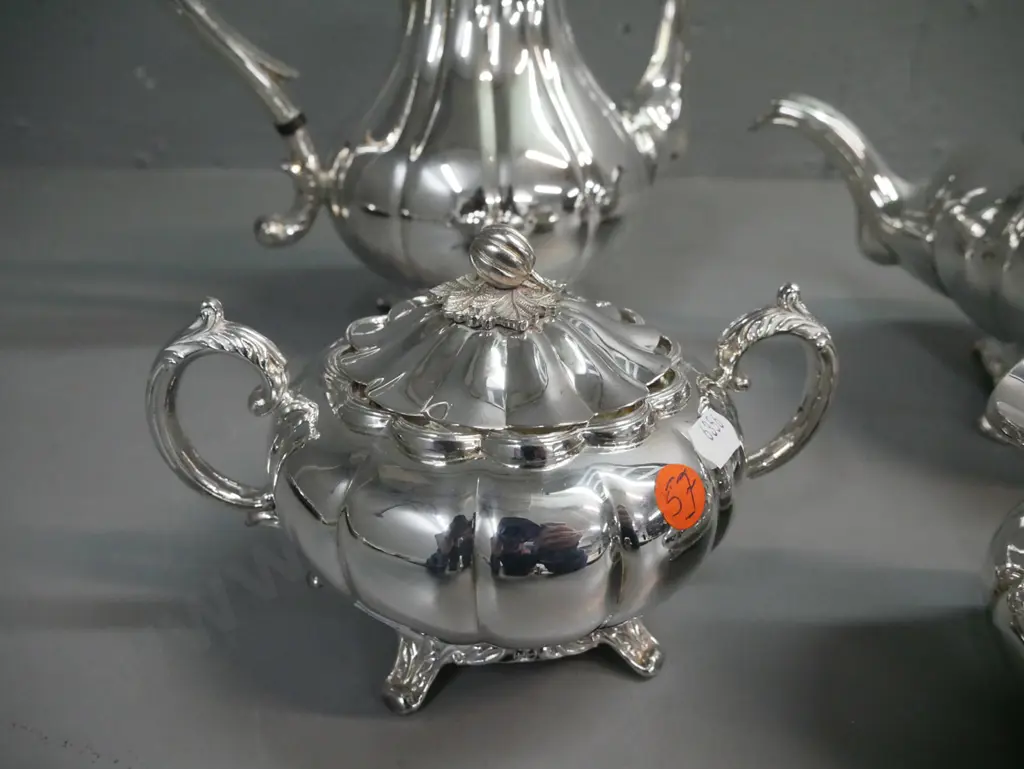melon-shaped silver plated coffee & tea set; coffee pot, tea pot, milk & sugar. Coffee pot H-255 W-270 Image 1++