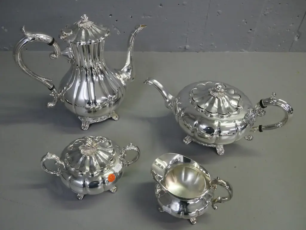 melon-shaped silver plated coffee & tea set; coffee pot, tea pot, milk & sugar. Coffee pot H-255 W-270 Image 1++